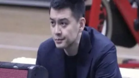 北京西站返程潮里的温馨瞬间：箱中乡愁，亲情相伴